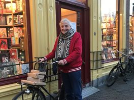 Utrechtse boekhandel Bijleveld heeft het beste charmeoffensief: de 70-jarige fietskoerier Folke