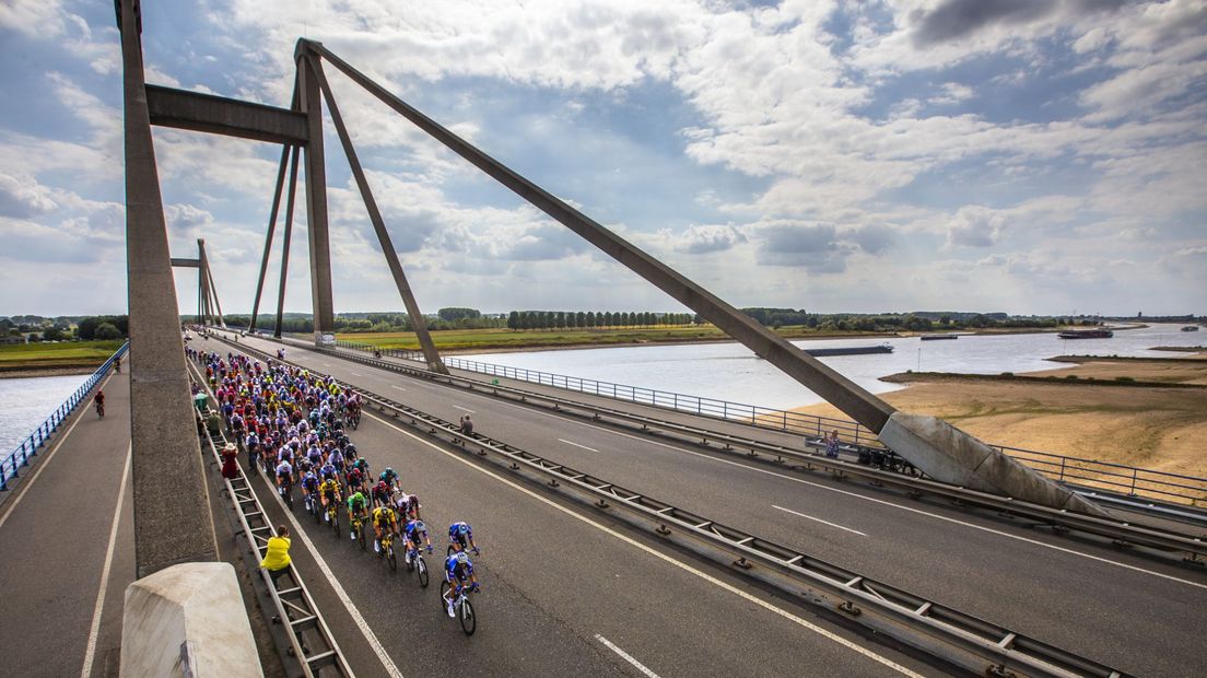 De Prins Willem-Alexanderbrug over de Waal.