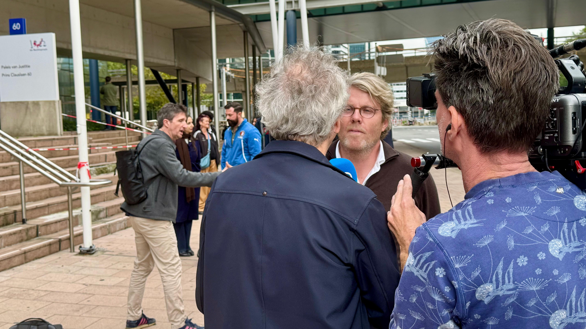 Wim Beelen staat na afloop van het kort geding TV Rijnmond te woord