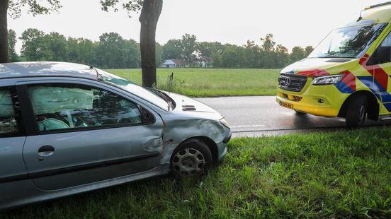Arrestatieteam valt woning binnen • botsing in Terschuur. Arrestatieteam valt woning binnen • botsing in Terschuur.