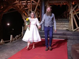 Lies (50) en Anne (62) geven elkaar het jawoord op de planken van het Shakespeare Theater
