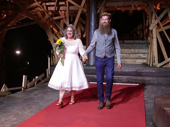Lies (50) en Anne (62) geven elkaar het jawoord op de planken van het Shakespeare Theater