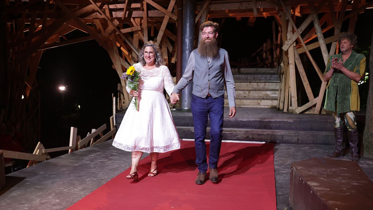 Lies (50) en Anne (62) geven elkaar het jawoord op de planken van het Shakespeare Theater