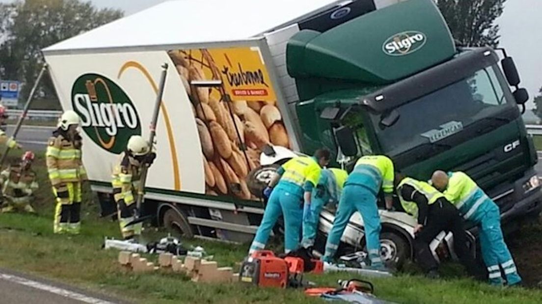 Dode bij ernstig ongeluk met vrachtwagen op A28 bij Zwolle