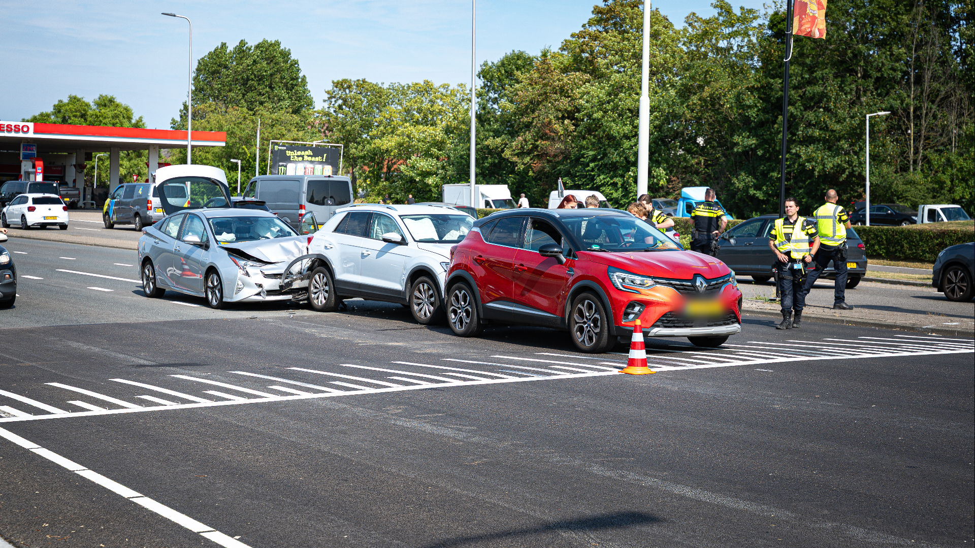 De drie voertuigen waren wel flink beschadigd en het verkeer moet dus wachten op een berger.