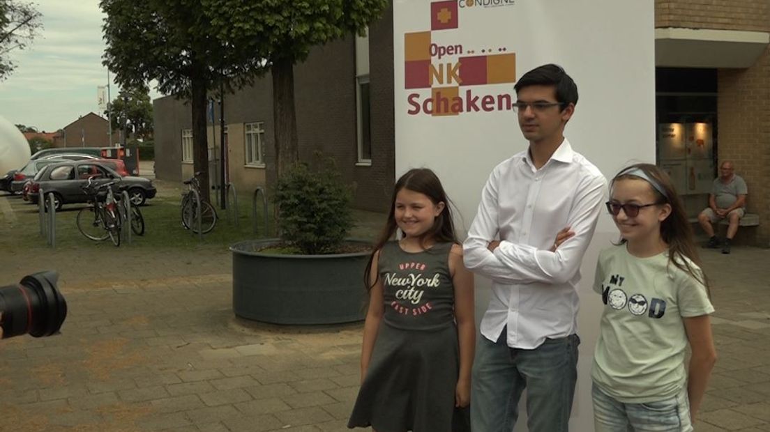 Evi en Lauri Maris uit Winsterswijk hebben op het schaakbord het vuur aan de schenen gelegd tegen een heuse wereldtopper, Anish Giri.