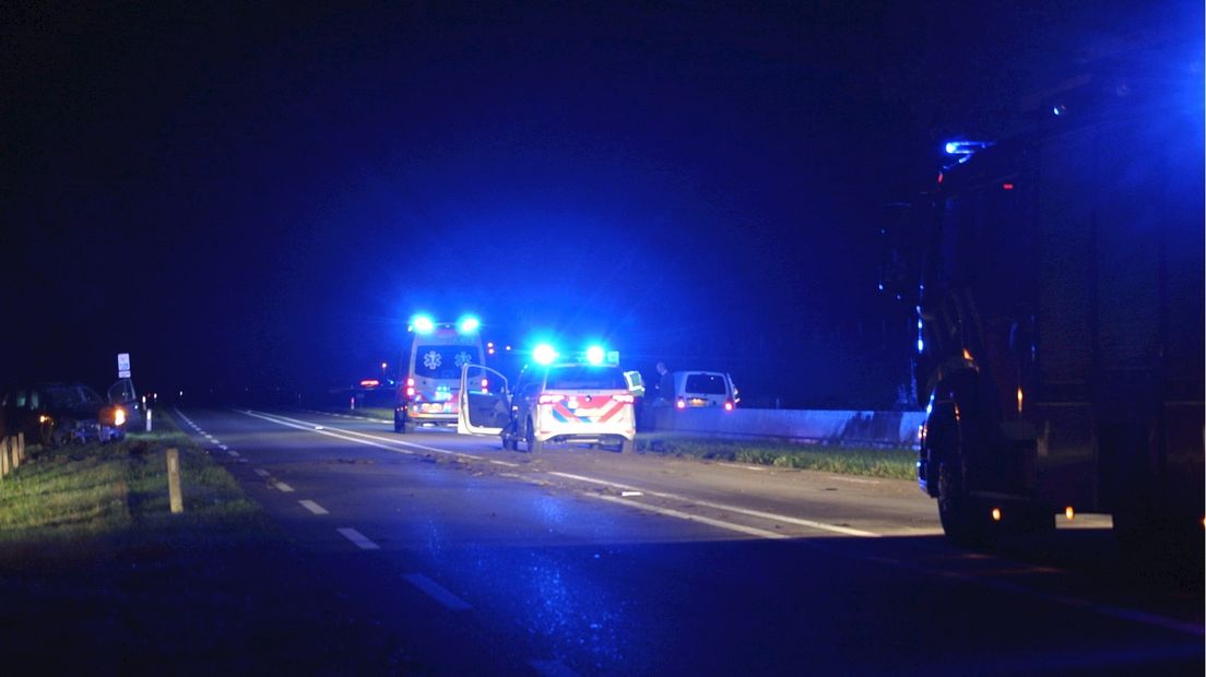 Auto komt in berm van N340 terecht