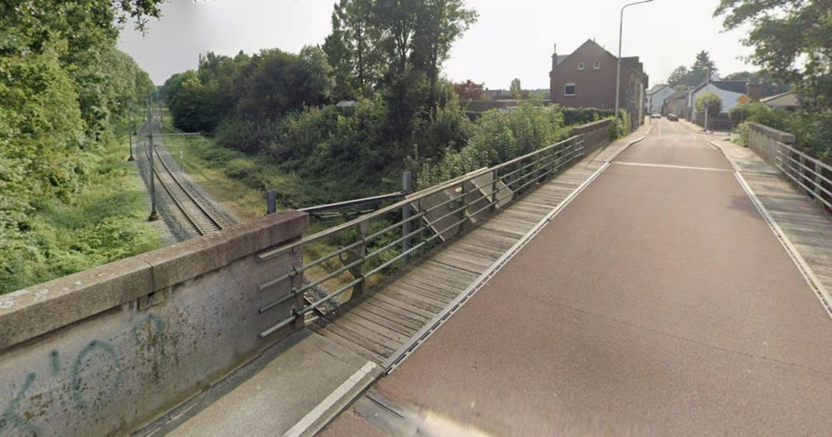 Brug beschadigd door strooizout: voetpad viaduct Kerkrade dicht