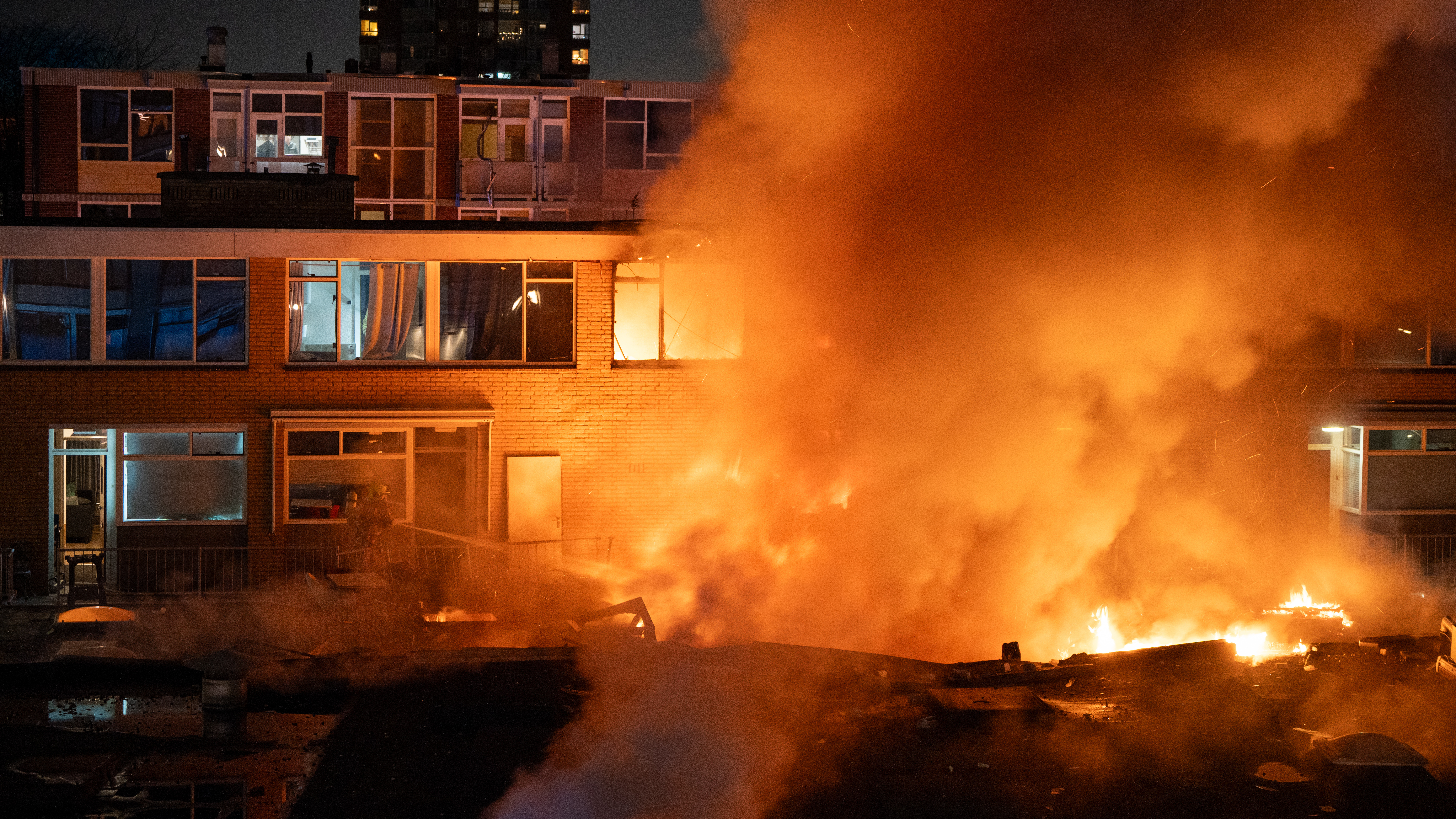 Na de explosie is een grote uitslaande brand ontstaan.