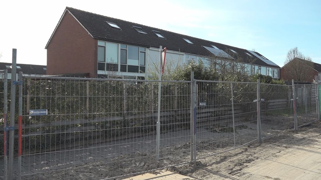 De sloop en nieuwbouw van 163 vliesgevelwoningen is vertraagd