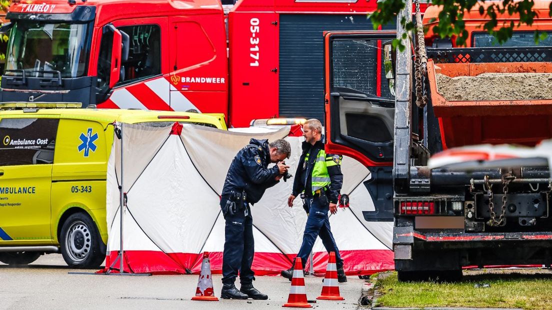 De politie doet onderzoek op de plaats van het ongeval.
