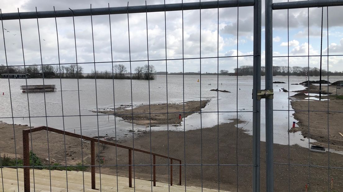 Het gaat 'niet echt lekker' met de vernieuwing van de Waalkade in Tiel. Dat meldt wethouder Marcel Melissen. Het project loopt vertraging op door technische tegenslag en hoogwater. Mogelijk komt zelfs het evenement Tiel Maritiem in de knel.