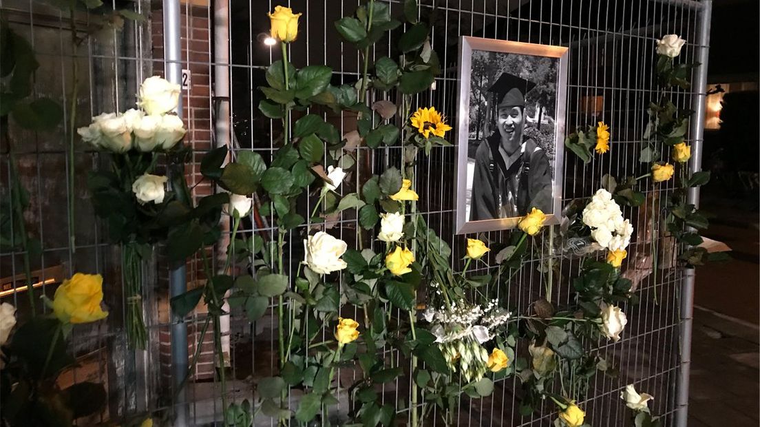 Bij het portret van Maolin Zhang zijn bloemen achtergelaten. 