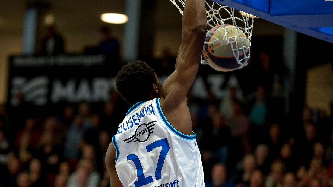 Peter Olisemeka met een dunk tegen Heroes Den Bosch