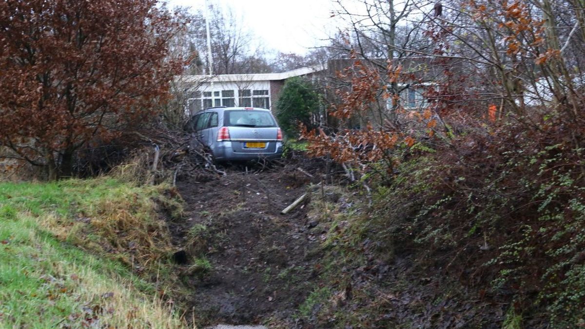 Automobilist rijdt tuin in Gasselternijveen in