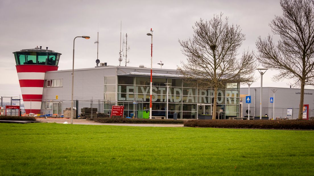 Fijnstof en ultrafijnstof hebben mogelijk een groot risico voor de volksgezondheid en dat moet worden meegewogen in de onderzoeken naar de lage vliegroutes van Lelystad Airport.