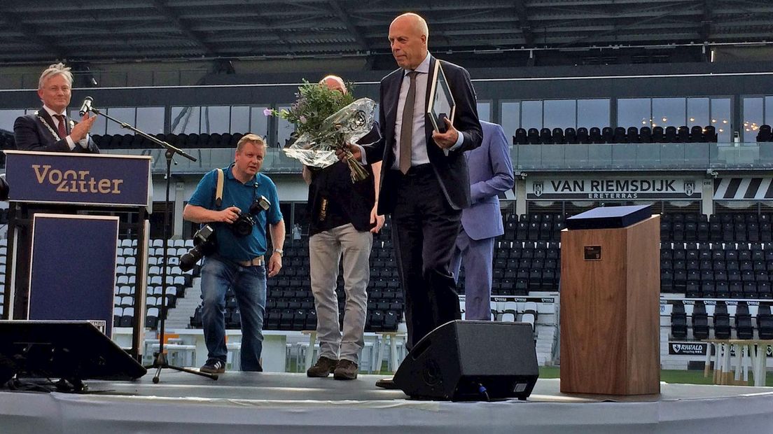 Jan Smit krijgt erepenning van de gemeente Almelo