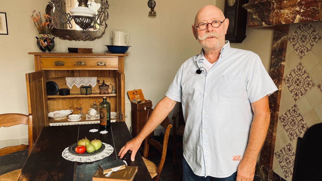 Gerrit van Driel met zijn 'krakkemikkige' tafel en stoelen