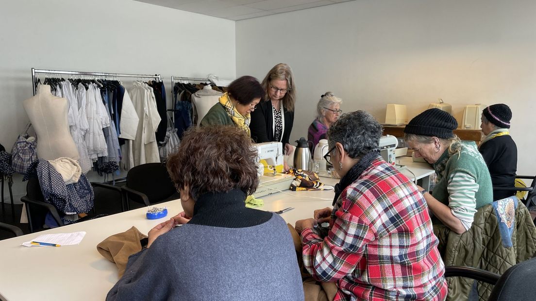 De vrijwilligers maken meer dan honderdvijftig kostuums