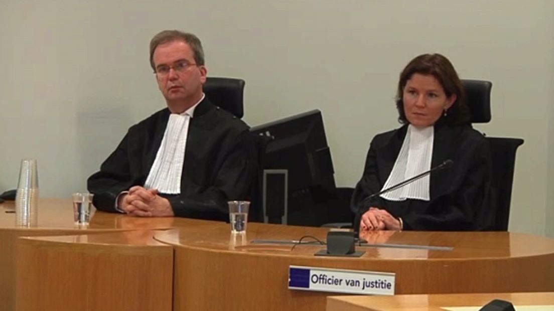 Officieren van justitie Michael van Leent en Daphne van der Zwan luisteren naar de uitspraak.