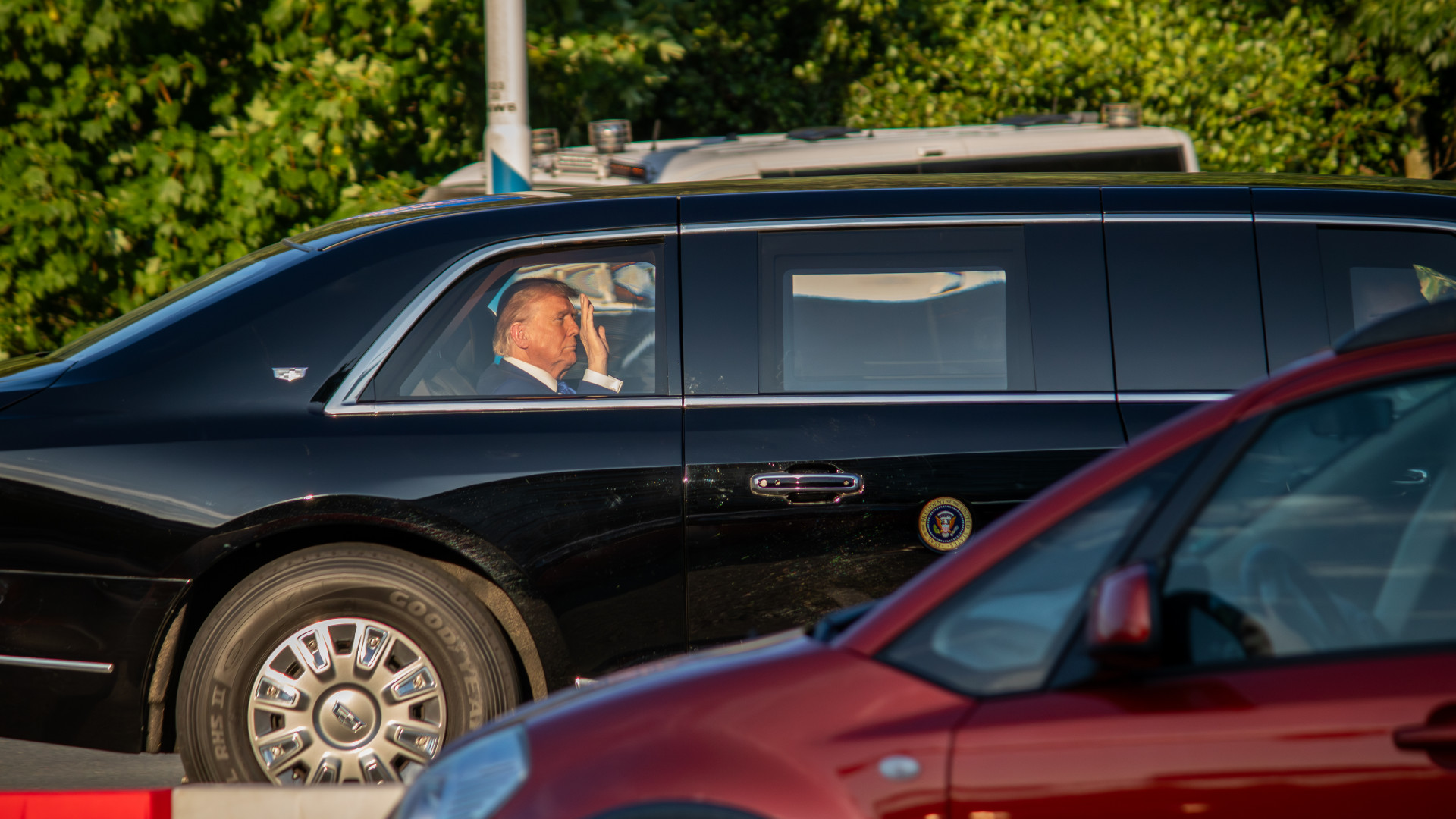 De Amerikaanse president Donald Trump in The Beast