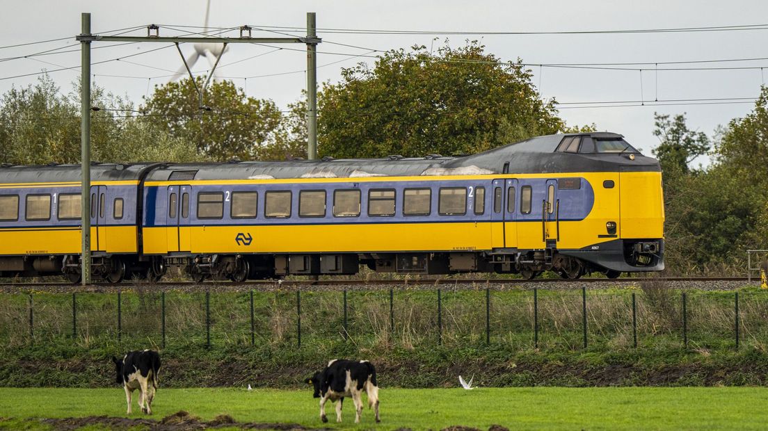 Een trein tussen Gouda en Rotterdam