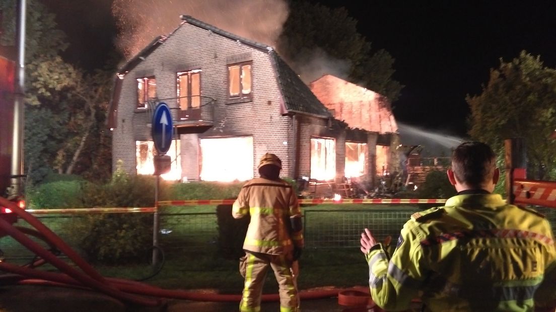 Een huis aan de Oude Voskuilersteeg in Wezep is door brand volledig verwoest. Er zijn drie gewonden gevallen. Boven het brandende pand was op een gegeven moment vuurwerk te zien, dat door de brand in het huis werd ontstoken.