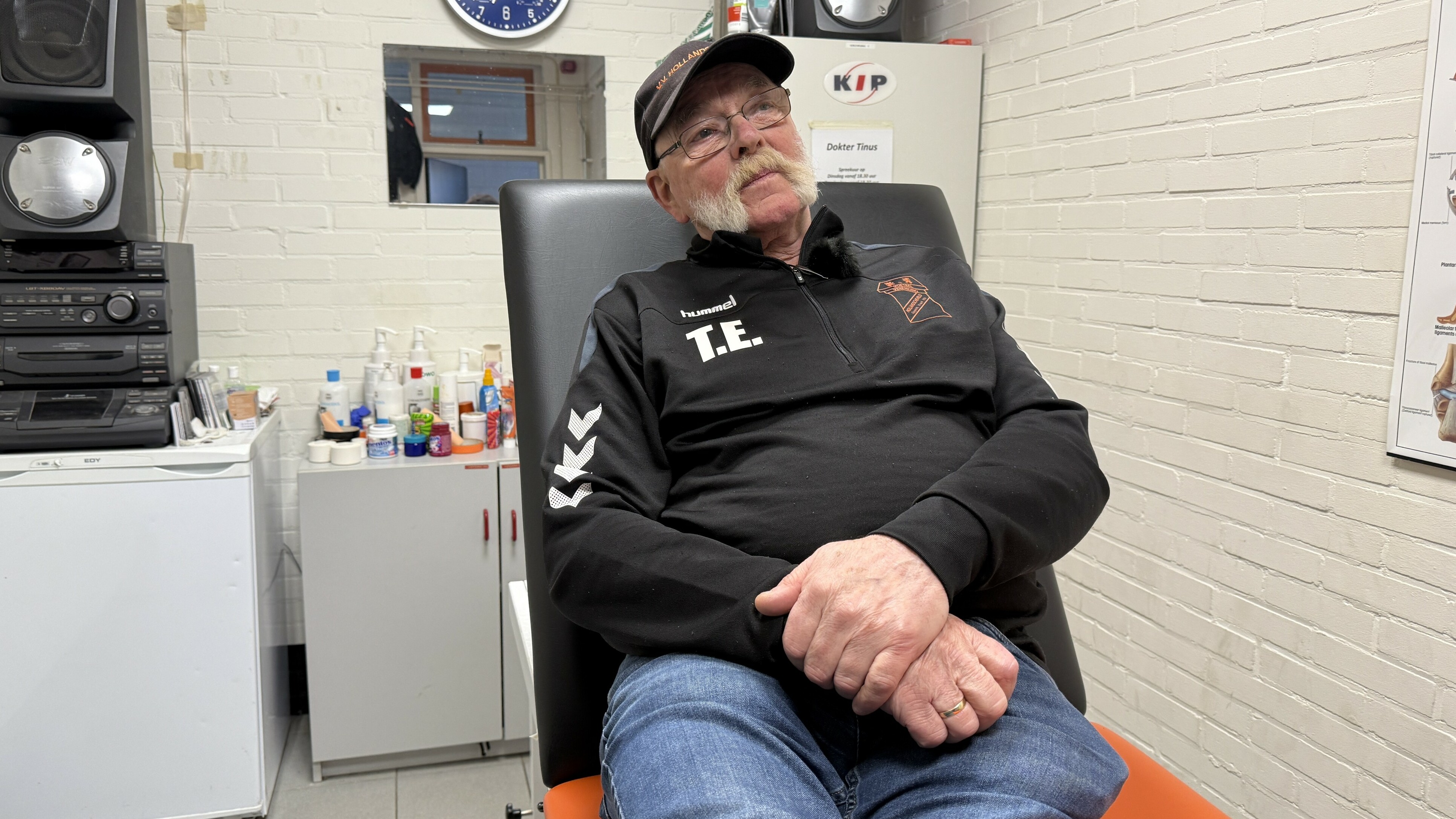 Na 42 jaar ruilt verzorger Tinus (75) vv Hollandscheveld alsnog in: 'Als ik de pijp uit ga, is het de schuld van de spelers'