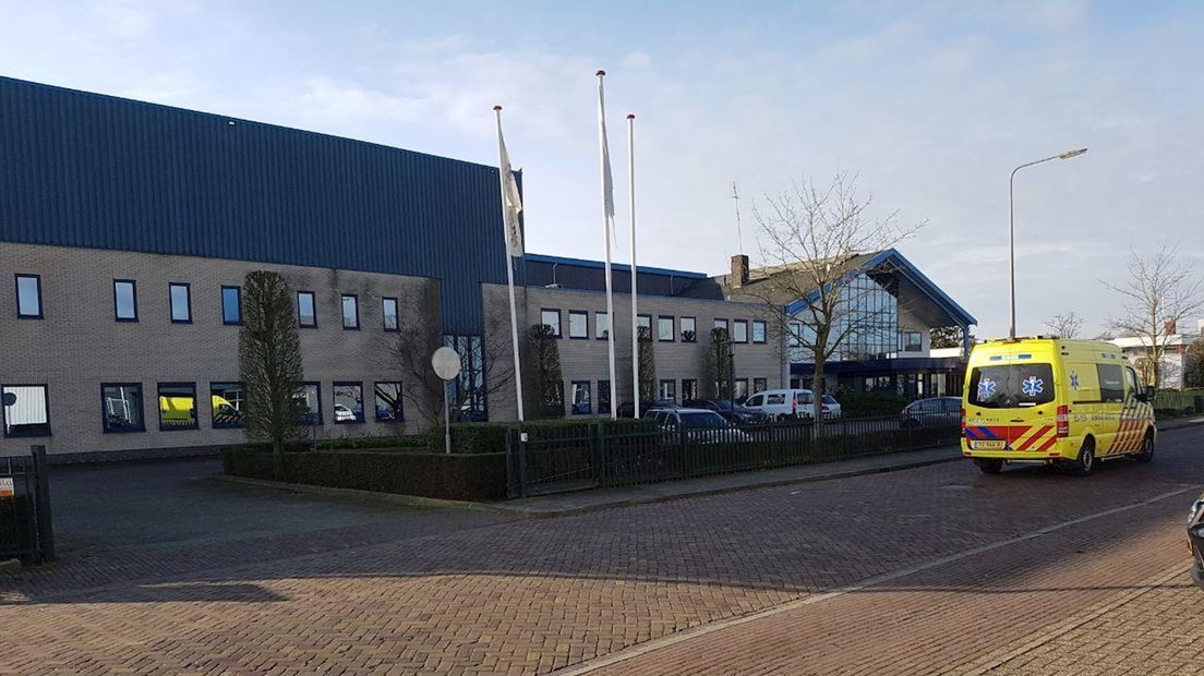 Persoon met spoed naar ziekenhuis na bedrijfsongeval in Tubbergen
