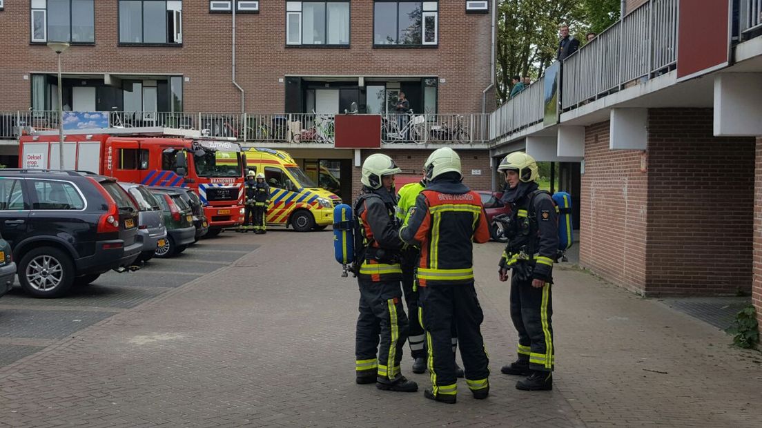 Drie huizen aan de Stokebrand in Zutphen zijn zondagavond ontruimd, nadat een van de bewoners liep te knoeien met afbijtmiddel. Omdat hij verschillende middelen door elkaar heen had gedaan, ontstond een chemische reactie. Verschillende bewoners, onder wie een baby, zijn onwel geworden.