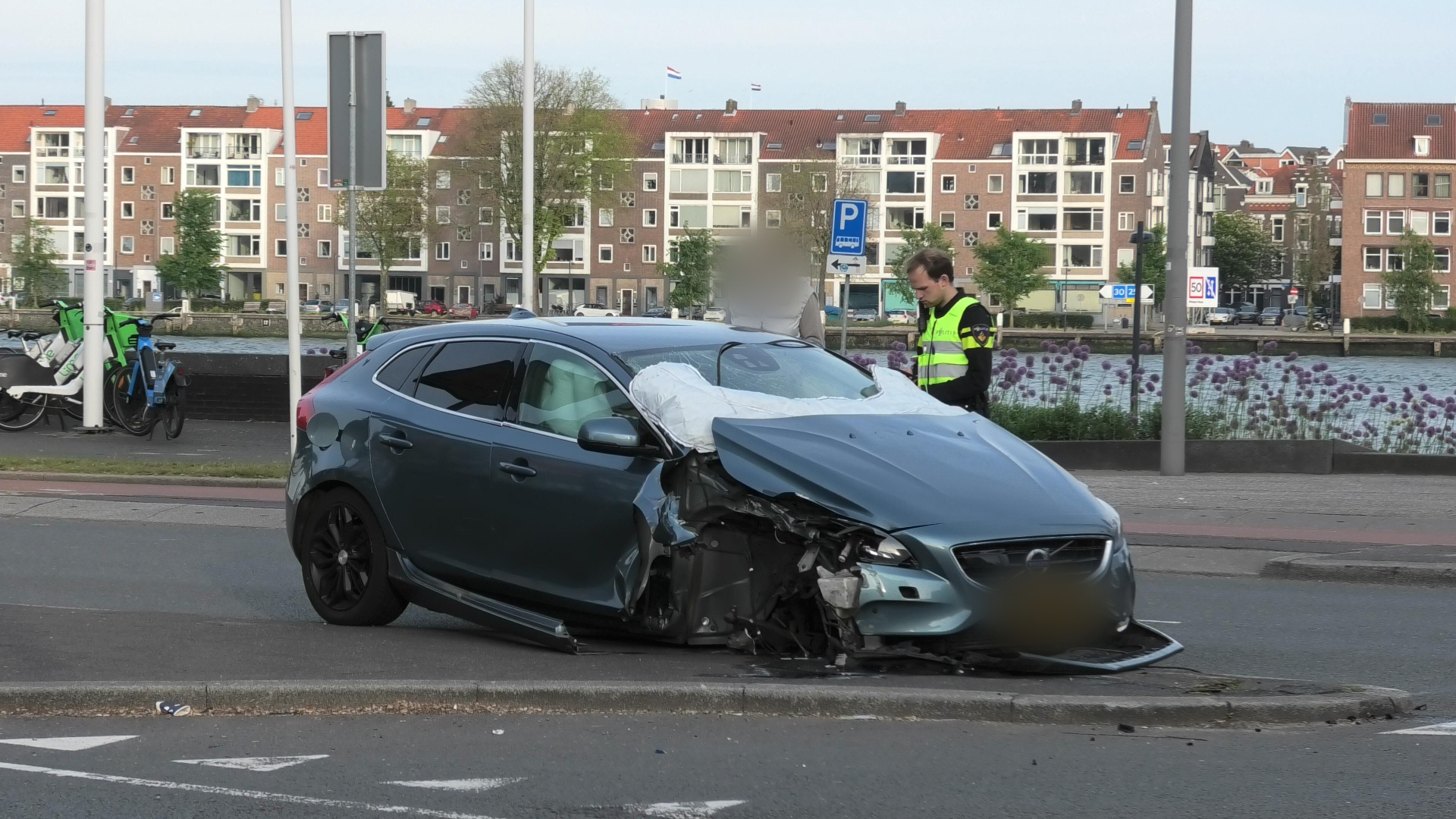 De auto raakte flink beschadigd.