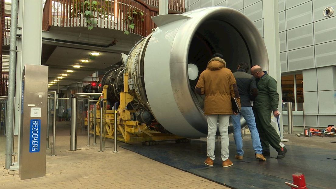 De gigantische straalmotor in de hal van het Deltion College in Zwolle