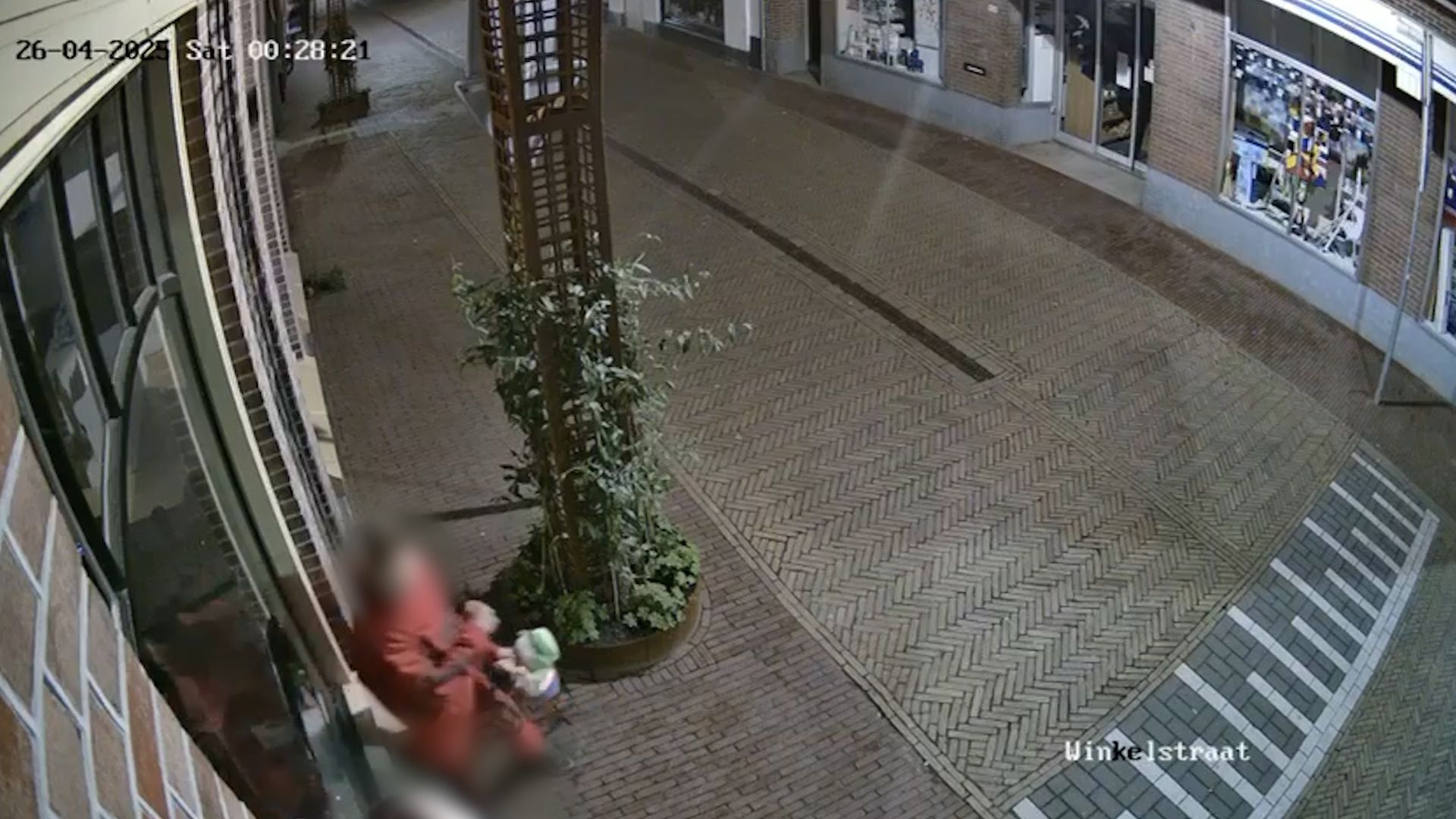 De man sloeg met zijn elleboog een raam in.