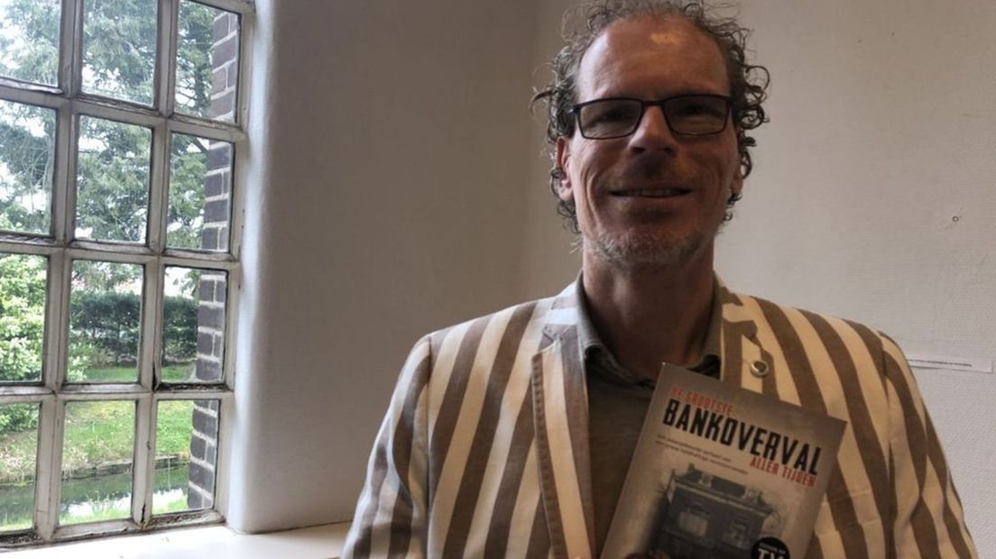 Auteur Frank Krake met zijn nieuwe boek.