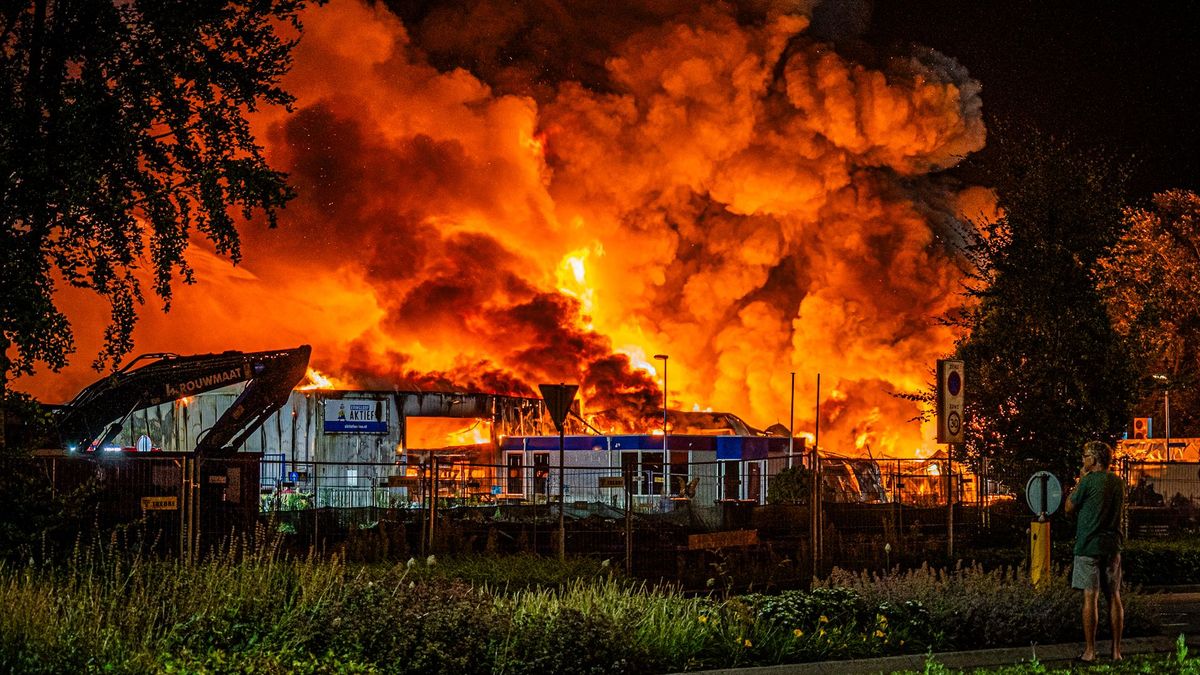 Duitse brandweerkorpsen ingezet bij blussen van verwoestende brand in Winterswijk