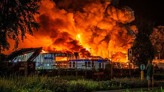 Duitse brandweerkorpsen ingezet bij blussen van verwoestende brand in Winterswijk