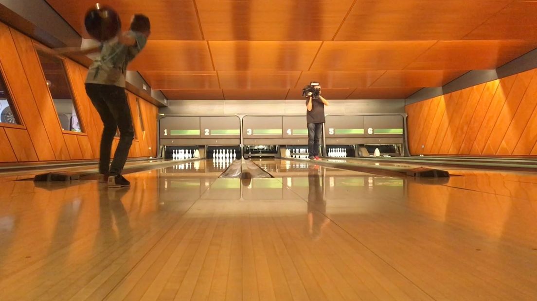 Cameraman Jan Sliep filmt een bowler
