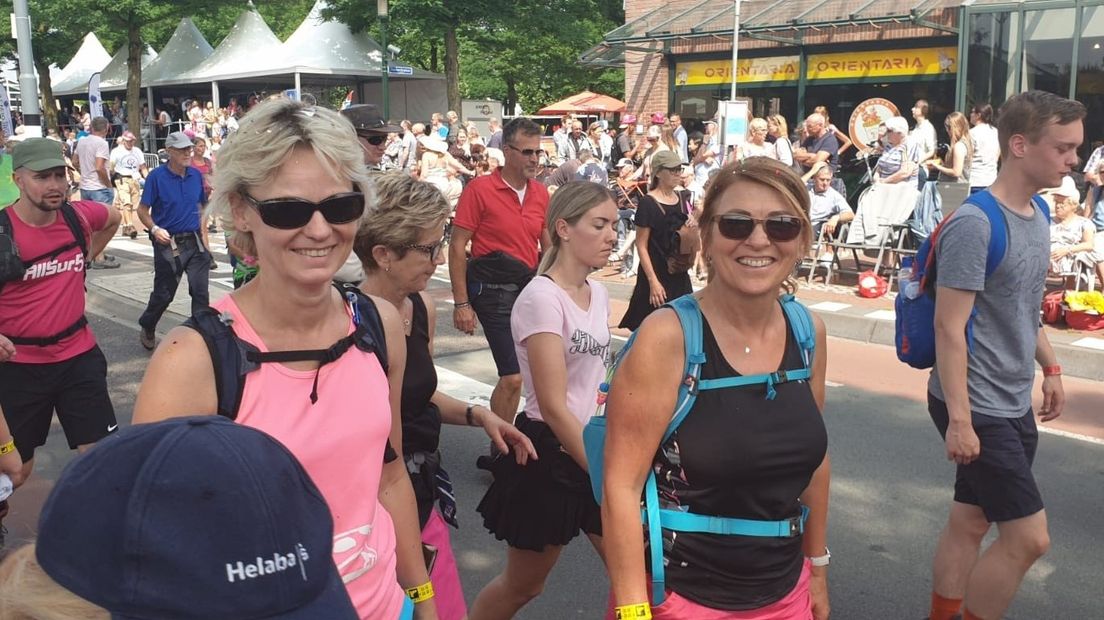 Josephine Koch (rechts) in de Vierdaagse