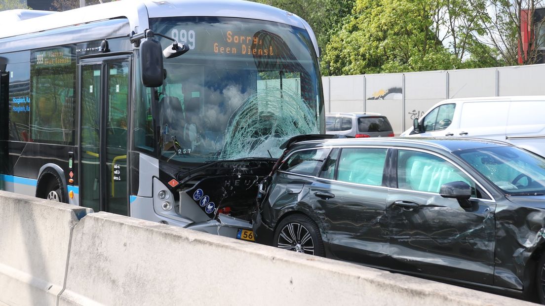 De bus botste achterop de auto