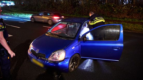 Bestuurder slaat op de vlucht na eenzijdig ongeluk. Bestuurder slaat op de vlucht na eenzijdig ongeluk.