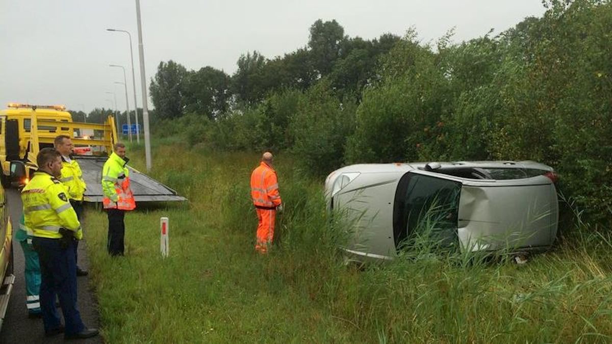 Automobiliste vliegt uit de bocht op knooppunt Lankhorst bij Staphorst