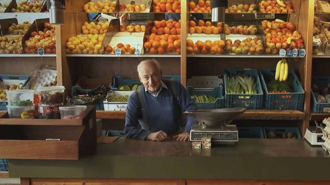 Adrie Trimpe in zijn groentezaak