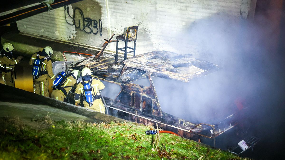 Boot brandt uit in Klazienaveen
