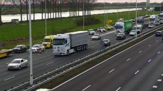 Ongeval op A15 richting Ridderkerk, vertraging inmiddels voorbij. Ongeval op A15 richting Ridderkerk, vertraging inmiddels voorbij.