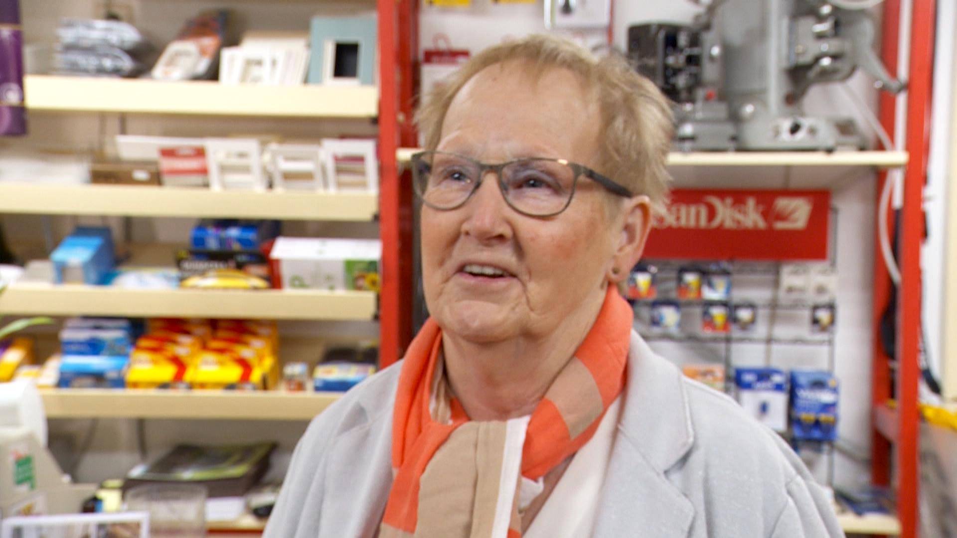 Anneke de Vries (75) helpt noch mei yn de saak