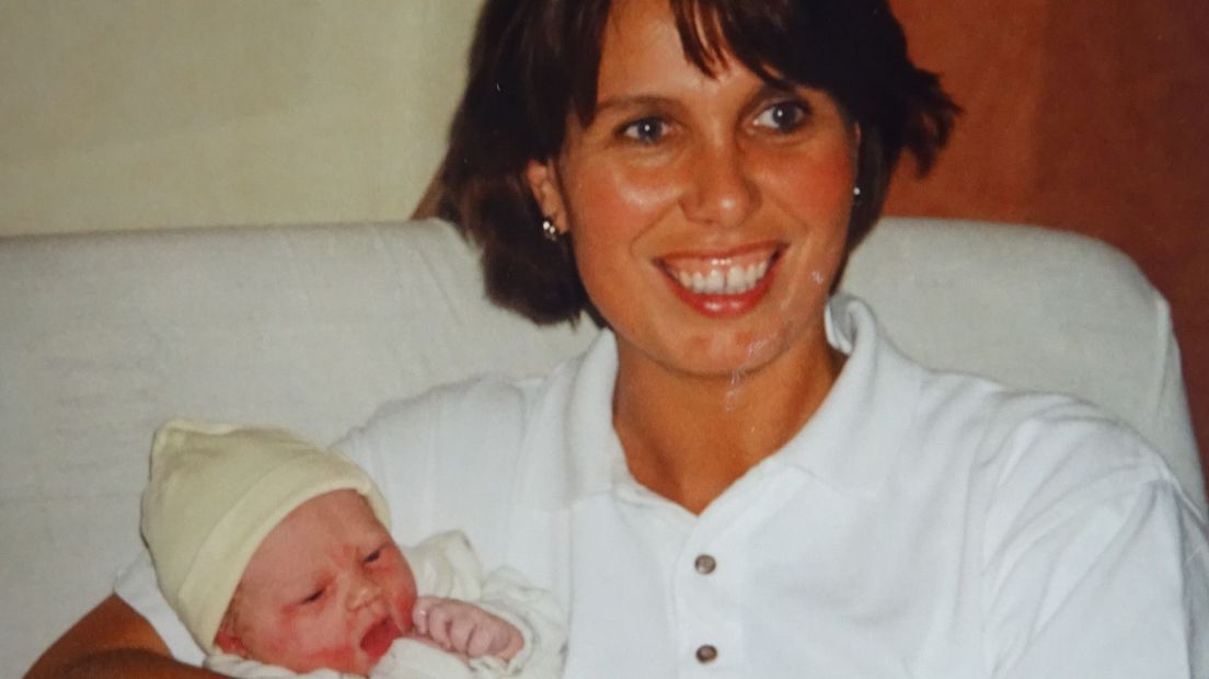 Linda Bregman in 1994 met één van de eerste baby's die ze verzorgde
