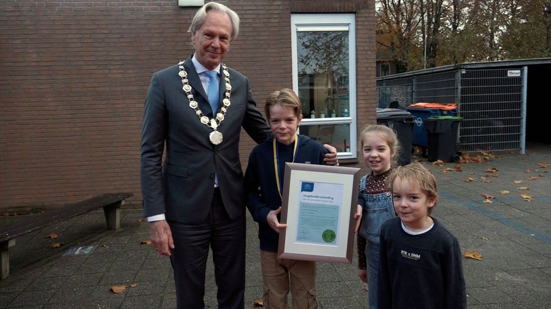 De burgemeester met Daan, zijn zusje en zijn broertje