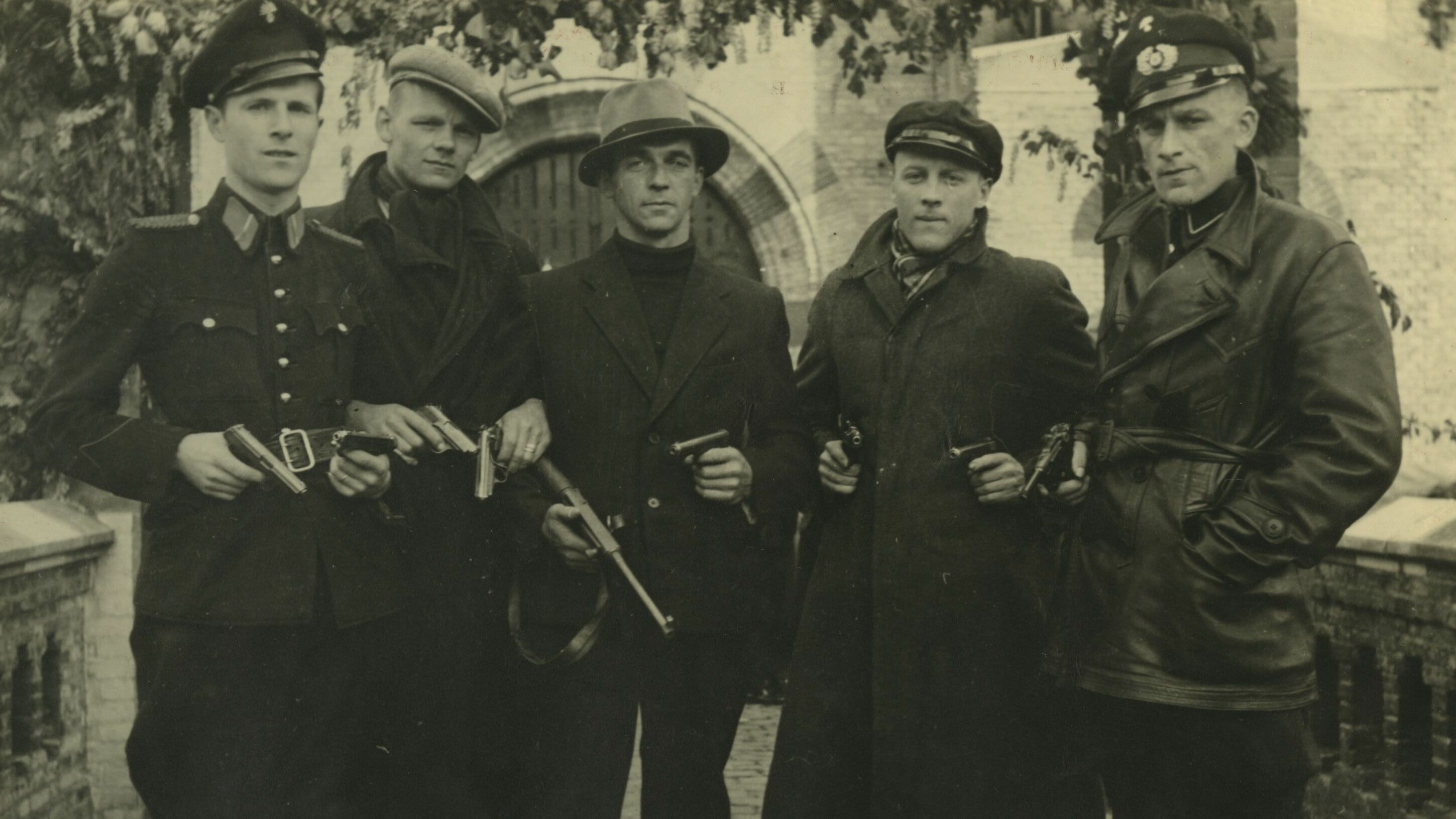 Piet Oberman (in het midden, met hoed) tussen andere overvallers van de Blokhuispoort