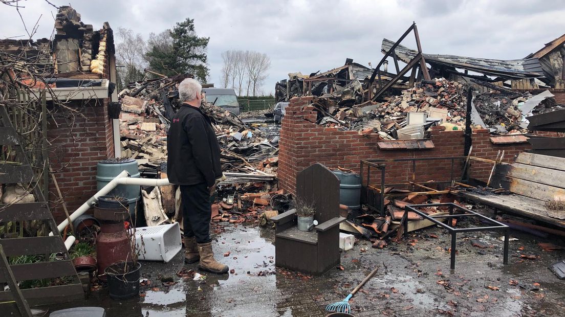 Jan Wolf bij de puinhopen van de brand