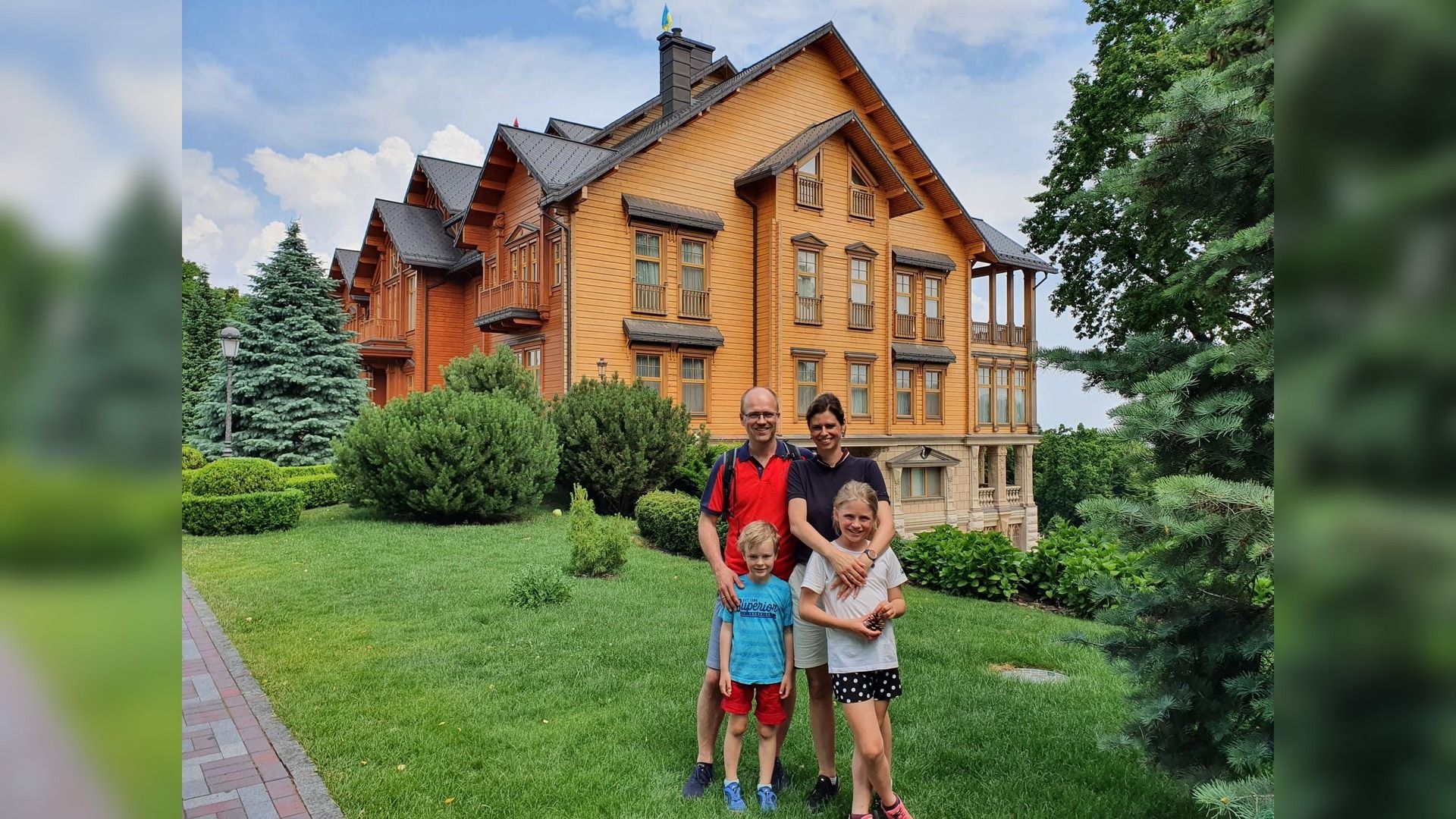 De familie Nammensma bij het huis van de voormalige president Yanukovich van Oekraïne